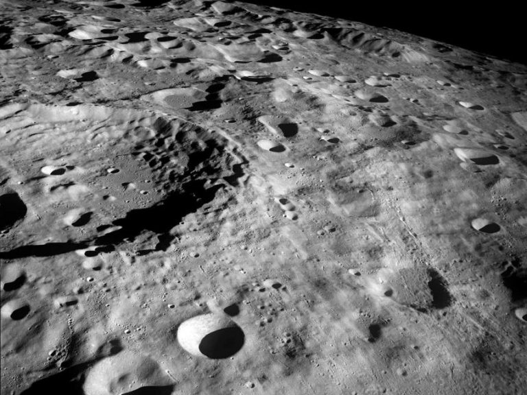 NASA to send astronauts back to the moon by 2024 | Esquire Middle East ...