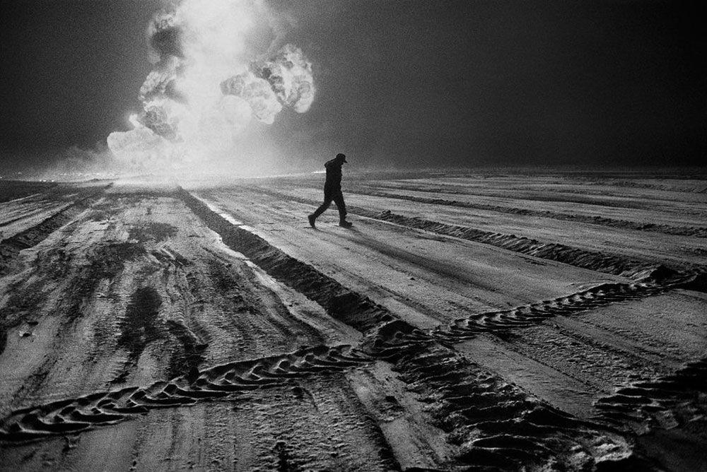 A desert on fire - harrowing images of Kuwait's burning oil fields ...