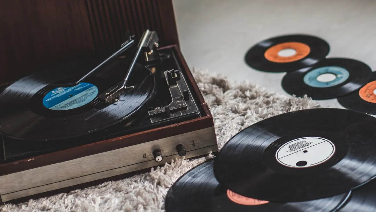 Vinyl Records Outsell CDs For First Time Since 1980s - Esquire Middle East